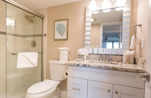 Sanibel Hotel | Relax by the Beach with Pools, Tennis & Hot Tub — 2 Family-friendly Units