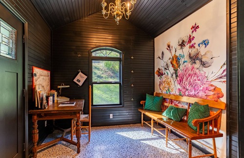 Sparta House | Relax by the Creek with your Family, Enjoy Fire Pit with Beautiful Fall Foliagen