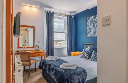 Westcliff-on-Sea Hotel | Relax by the Sea: Cliffside Comfort Near Adventure Island