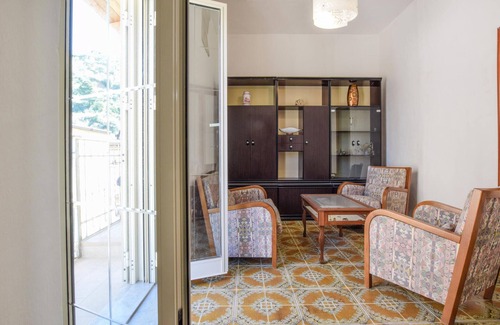 Caronia House | Relax by the sea and enjoy your holiday in an inviting holiday home.
