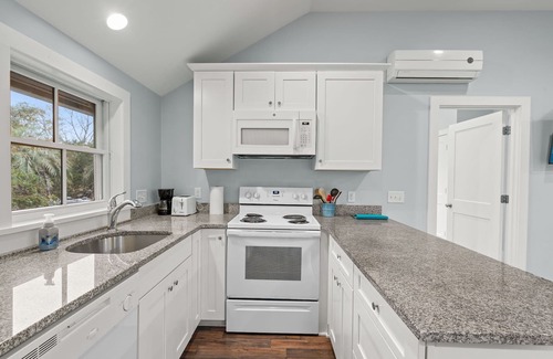 Mount Pleasant Cottage | Relax by the sea, 5 min to Sullivans Island.