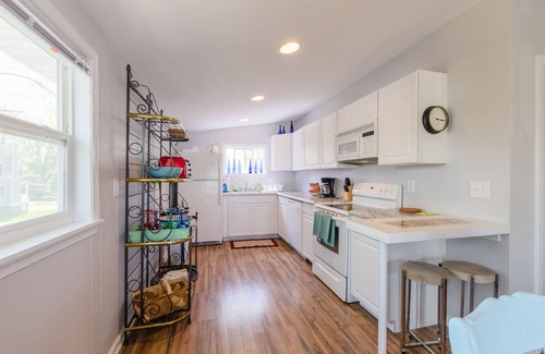 Colonial Beach Apartment | Relax & Enjoy Colonial Beach in this 2 Bedroom Apt. w/great river view, sleeps 4