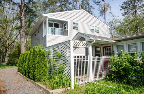 Colonial Beach Apartment | Relax & Enjoy Colonial Beach in this 2 Bedroom Apt. w/great river view, sleeps 4