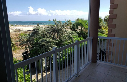 Crystal Harbour Apartment | Relax in 2 Oceanfront Suites w/Full Kitchen, Pool & Bar Access