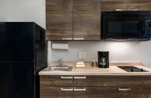 Seven Hills House | Relax in 2 Spacious Rooms w/Full Kitchen Near Lion Habitat Ranch Inc