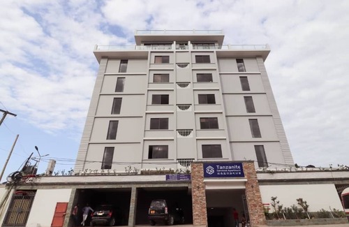 Masaki House | Relax in 2BR apartment w/wifi, gym & pool