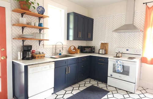 England Cottage | Relax in a Pecan Orchard 15 min. from Airport