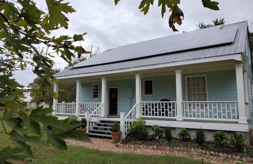 England Cottage | Relax in a Pecan Orchard 15 min. from Airport