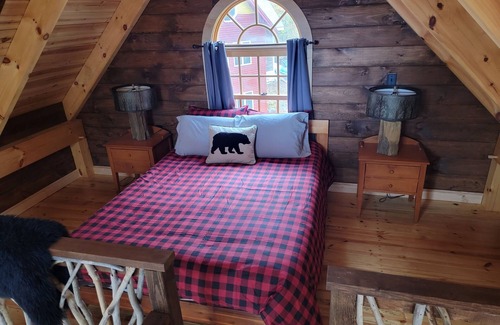 Munsonville House | Relax in a Unique Treehouse Getaway - in Southwest NH