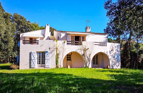 Isolella House | Relax in Corsica and in this beautiful architect's house with a large garden.