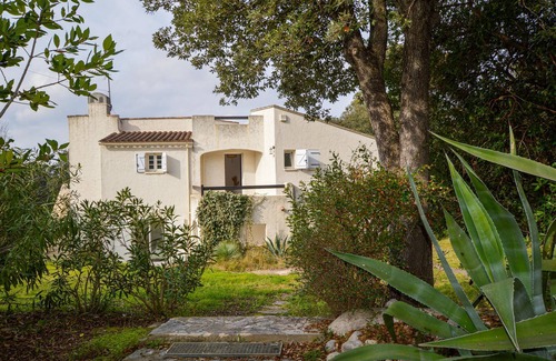 Isolella House | Relax in Corsica and in this beautiful architect's house with a large garden.