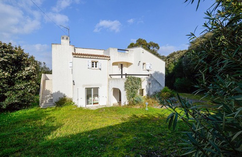 Isolella House | Relax in Corsica and in this beautiful architect's house with a large garden.