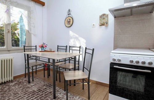 Elliniko-Argyroupoli House | Relax in Elliniko Hidden Gem-Vintage Bungalow with Garden and Hot Tub in an Iglo