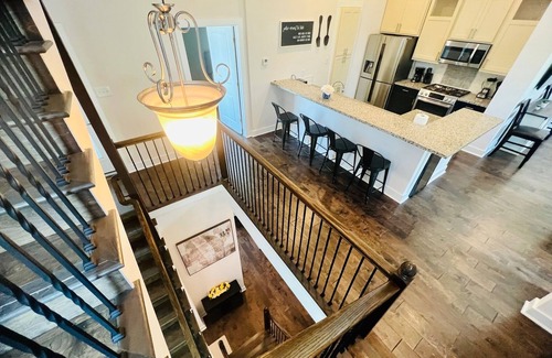 Northside House | Relax in HTX POOL,15ppl, 4br, 4b. Located in the Heart of Houston