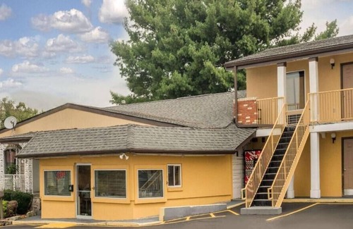 Berea House | Relax in Knights Inn Berea! Free Daily Breakfast, Parking, WiFi