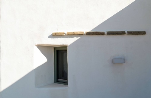 Naousa House | Relax in Kolimpithres and enjoy the sunrise overlooking the sea of Naoussa Bay!