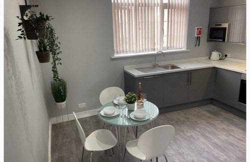 Walkden House | Relax in Our 3 Bed Large Victorian House All With Seperate Bathrooms.