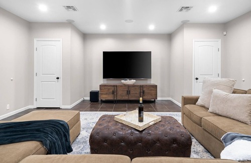 Gilbert Villa | Relax in pet-friendly Gilbert luxury with private pool, spa, and trampoline!