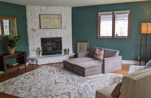 Glendale House | Relax in ranch near everything.