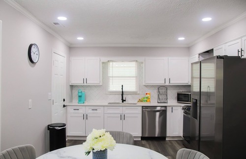 Westover House | Relax in Style:3BR, 2.5Bath King Bed & Modern Design