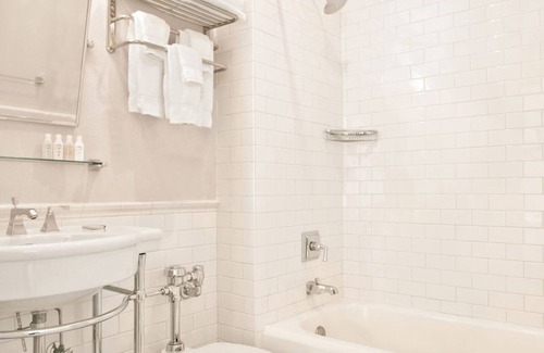 Goose Hollow Hotel | Relax in Style! Two Pet-friendly Units, Onsite Mini-Golf, Pop- Up Cinema!