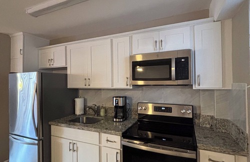 Waikiki Condo | Relax in Style: Waikīkī Condo w/Lanai
