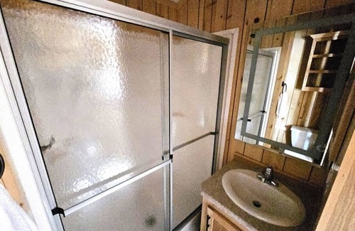 Isle Cabin | Relax in the Fox Den | Private 2BR Cabin Close to Beach & Activities