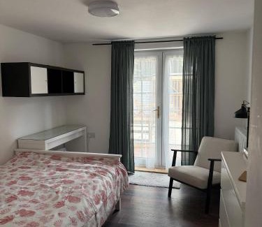 Brunel House | Relax in Uxbridge with Private Room Garden Access