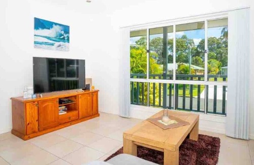 Poona House | Relax in vacay home w/breezes 2 mins from bay/ swim or hike foreshore trails!