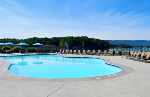 Huddleston Condo | Relax in your beautiful efficiency condo and enjoy the amenities at Mariner's.