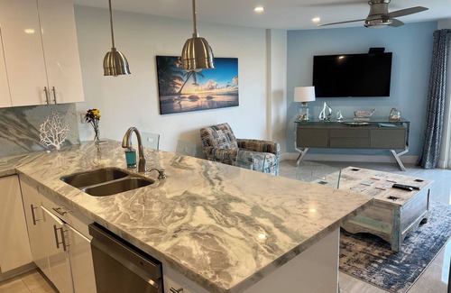 Monroe County Condo | Relax in your one bedroom Oceanfront Suite in Tavernier FL. Florida Keys.
