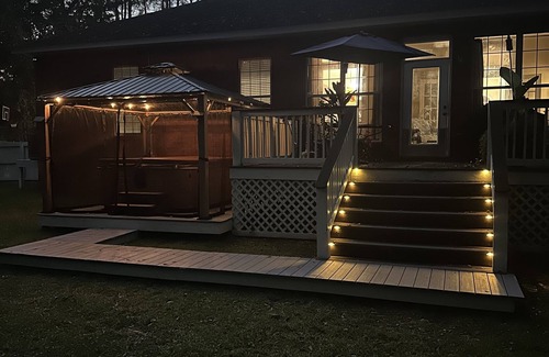 Tallahassee House | Relax! New Hottub in this 5⭐️ home Family Friends beautiful neighborhood 🏈
