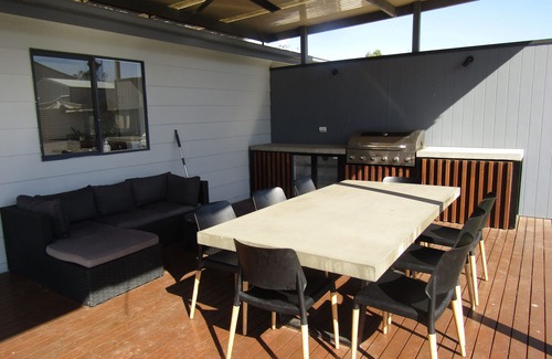 Minlacowie House | Relax on Royston - Dog friendly, short walk to the beach!