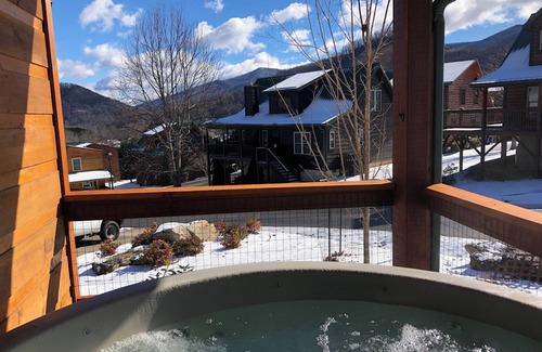 Maggie Valley Cabin | Relax & Recharge: Cozy Cabin with Hot Tub & Mountain Views