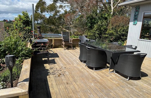 New Plymouth House | Relax - Unwind- Enjoy - Location Plus.5-7 Min to Local Restaurants/Beach/City