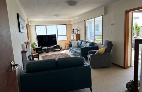New Plymouth House | Relax - Unwind- Enjoy - Location Plus.5-7 Min to Local Restaurants/Beach/City