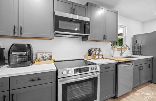 Holiday Island House | Relax & Unwind|Lake Retreat|5BR+Fire Pit|Marina