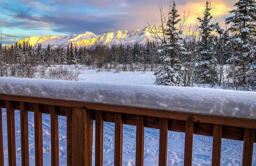 Knik River Cabin | Relax with amazing 360° mountain views in this cozy Alaskan tiny cabin!