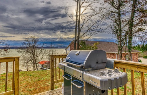 Killen House | Relax with the family at this beautiful lakefront cabin located on Wilson Lake.