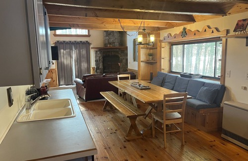 North Conway Cabin | Relax with the whole family at this peaceful 4 bedroom cabin.