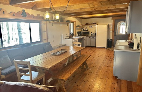 North Conway Cabin | Relax with the whole family at this peaceful 4 bedroom cabin.