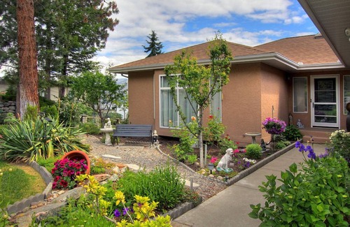 Central Okanagan House | RELAX, You're on LAKE TIME! Business Licence # 5532