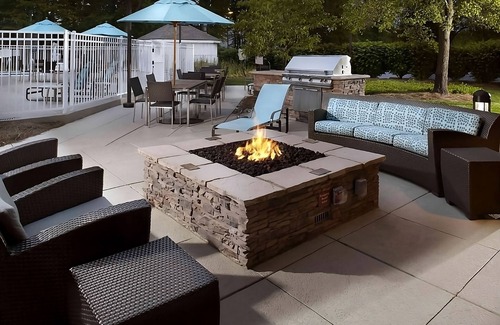 Blue Ash Hotel | Relaxation in Cincinnati! 2 Modern Units, Free Breakfast, Full Kitchen!