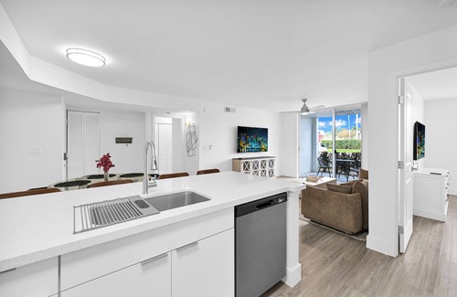 Deerfield Beach Apartment | Relaxation & Luxury | Pool | GYM | Parking | WIFI