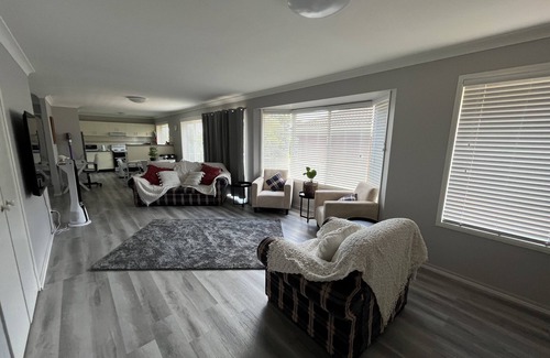 Armidale House | Relaxed, calm and spacious house.