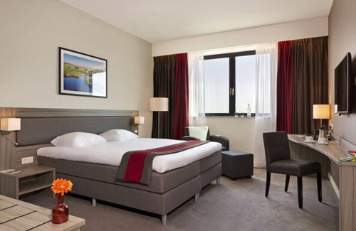 Zestienhoven Hotel | Relaxed Living with Rooftop Views & Dining, Airport Access!