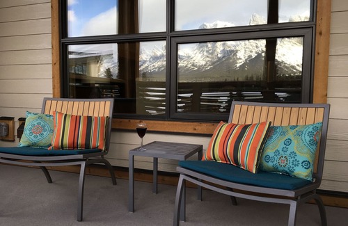 Canmore Condo | Relaxed Luxury with Inspiring Mountain Views