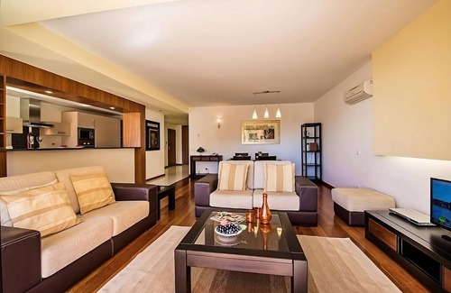 Praia da Luz Hotel | Relaxing 1BR Apartment with Full Kitchen! Outdoor Swimming Pool, Free Parking!