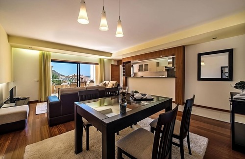 Praia da Luz Hotel | Relaxing 1BR Apartment with Full Kitchen! Outdoor Swimming Pool, Free Parking!