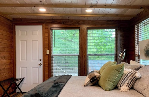 Norristown Cabin | Relaxing 2 bedroom / 2 bath riverfront cabin.